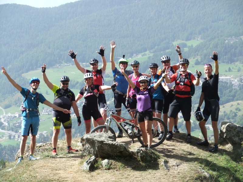 Ett gäng glada cyklister på Globalrunners MTB-resa till Aostadalen.  Ta chansen du också! Med en mountainbike kommer du till platser som andra besökare missar. Vyerna över Mont Blanc, Matterhorn och Monte Rosa är svårslagna.