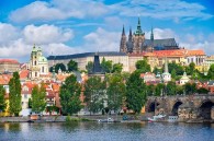 Under den guidade cykelturen i Prag besöker du platser dit andra turister inte hittar, men det finns också tid för traditionella sevärdheter. Pragborgen (bilden) är ett av världens största slott och egentligen ett hopbyggt område med kyrkor, palats, kloster och andra byggnader.