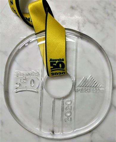 Medaljen är stor och tung i bömisk kristall.