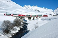 Ett trafikkort med gratis tåg- och bussresor i övre Engadindalen ingår vilket gör att du bland annat kan ta en av världens vackraste järnvägar Berninabanan upp till Alp Grühm. Ett trafikkort med gratis tåg- och bussresor i övre Engadindalen ingår vilket gör att du bland annat kan ta en av världens vackraste järnvägar Berninabanan upp till Alp Grühm.