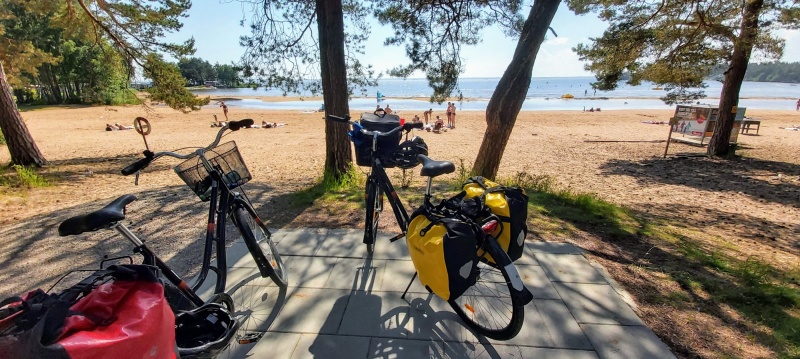På cykelresorna Vänern Runt och Unionsleden kan du njuta av sol och bad på den här fina stranden.  Det är härligt att bada i vår största sjö, men vill du ha flera kilometer strand och varmare vatten: Boka en cykelvecka i Italien!