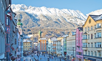 Gemytliga Innsbruck ligger bara en halvtimme bort med pendeltåg.