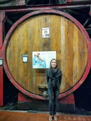 På vingårdarna lagras viner av högsta klass på ekfat. Det på bilden rymmer 1400 liter.
