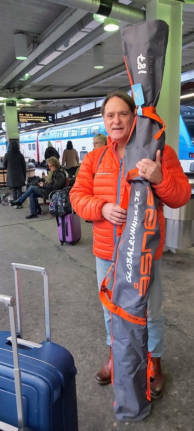 På tåget är skidorna i tryggt förvar och kommer inte bort vid någon tight mellanlandning. På tåget är skidorna i tryggt förvar och kommer inte bort vid någon tight mellanlandning.