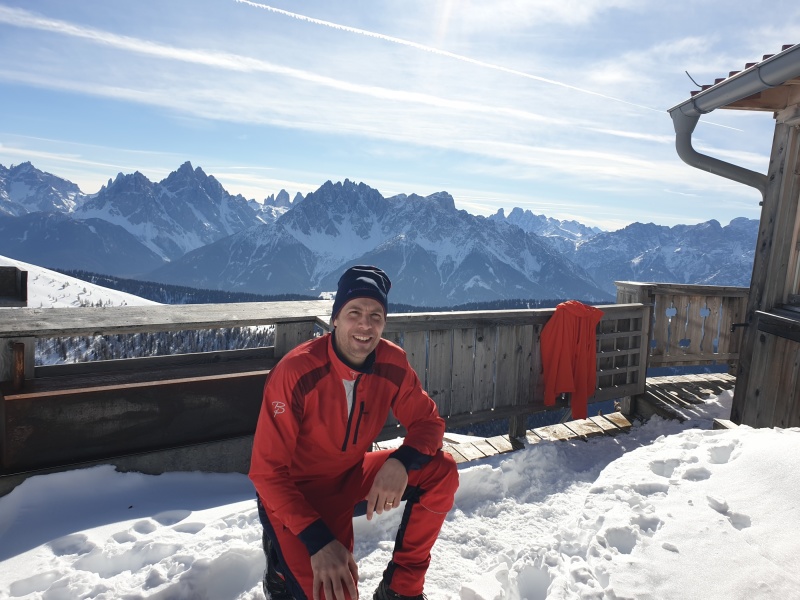 Efter loppet på resan Toblach-Cortina 2022 ville Mats och hans kompis Ken göra något annat än åka skidor. De vandrade upp (800 höjdmeter) till en refugio och fick en prima utsikt.