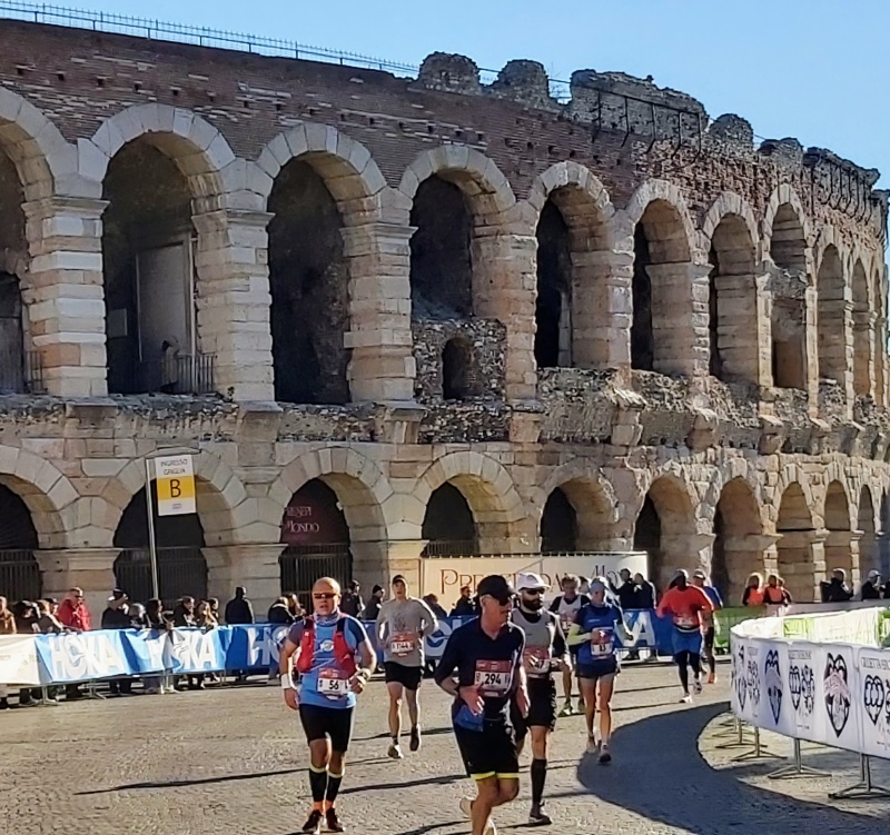 I mål springer alla löpare på Piazza Bra precis intill Operan som veronaborna kallar Arenan. Det är den största amfiteatern som finns efter Colloseum och en av tre aktiva i Italien.
