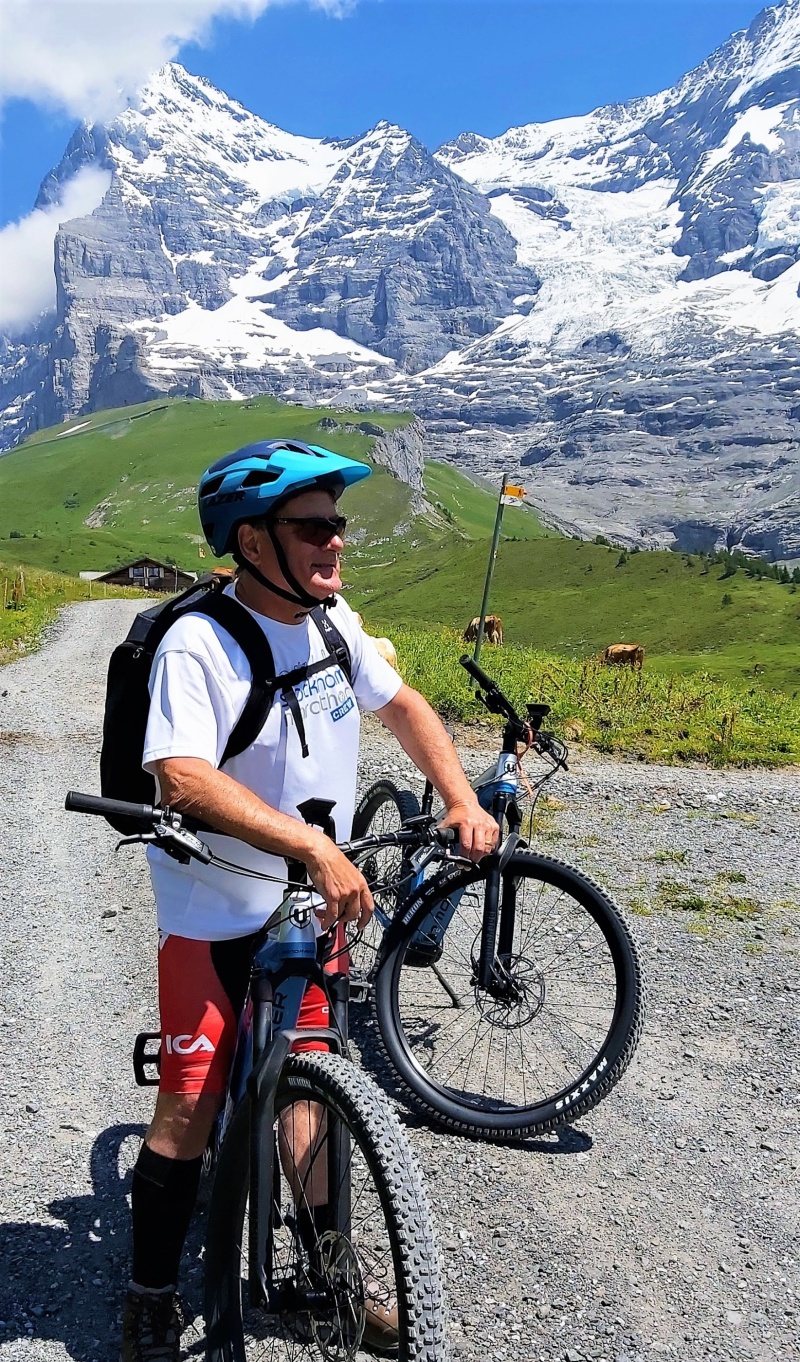 Du cyklar och vandrar med några av Schweiz högsta bergstoppar inpå näsan.