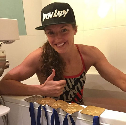 Katinka Hosszu vann ytterligare fyra grenar den andra dagen av World Cup. Fyra segrar, en andraplats och en sjätte plats. Just andraplatsen innebar ett personligt rekord. På 100m fritt noterade hon na Katinka Hosszu vann ytterligare fyra grenar den andra dagen av World Cup. Fyra segrar, en andraplats och en sjätte plats. Just andraplatsen innebar ett personligt rekord. På 100m fritt noterade hon na