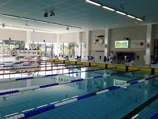 Sjöbo Simanläggning - välutrustad simhall med 8 banor, komplett tävlingsutrustning - bl.a med Omega OSB11 strartpallar, fullvideotavla och massor med smarta lösningar. Sjöbo Simanläggning - välutrustad simhall med 8 banor, komplett tävlingsutrustning - bl.a med Omega OSB11 strartpallar, fullvideotavla och massor med smarta lösningar.