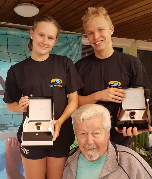 Segare i Anders Holmertz pris i Motala - Jönköpingssimmarna Hanna Eriksson och Victor Johansson tillsammans med prisutdelaren Sven Arne Selling Segare i Anders Holmertz pris i Motala - Jönköpingssimmarna Hanna Eriksson och Victor Johansson tillsammans med prisutdelaren Sven Arne Selling