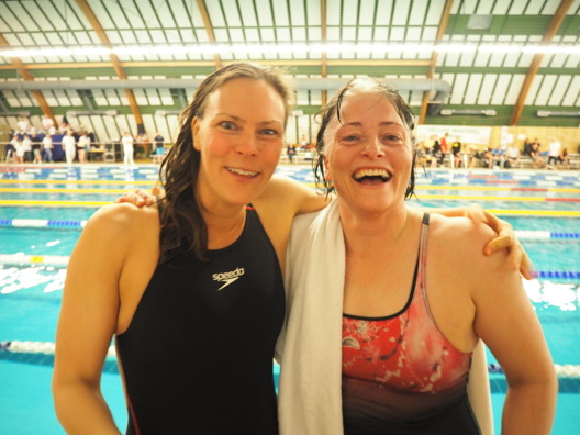 Anna Lohmann Malmö KK och Eva Jonasson, Kalmar har tre saker gemensamt - bägge är Masterssimmare, bägge är världsmästare i dikessimning och sedan har de bägge Öland som mgn. Anna Lohmann Malmö KK och Eva Jonasson, Kalmar har tre saker gemensamt - bägge är Masterssimmare, bägge är världsmästare i dikessimning och sedan har de bägge Öland som mgn.