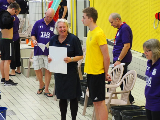 Barbro Olsson Freker Sport delar ut priset till Södertäljes Björn Seeliger - som Årets Överraskning i svensk simning. Barbro Olsson Freker Sport delar ut priset till Södertäljes Björn Seeliger - som Årets Överraskning i svensk simning.