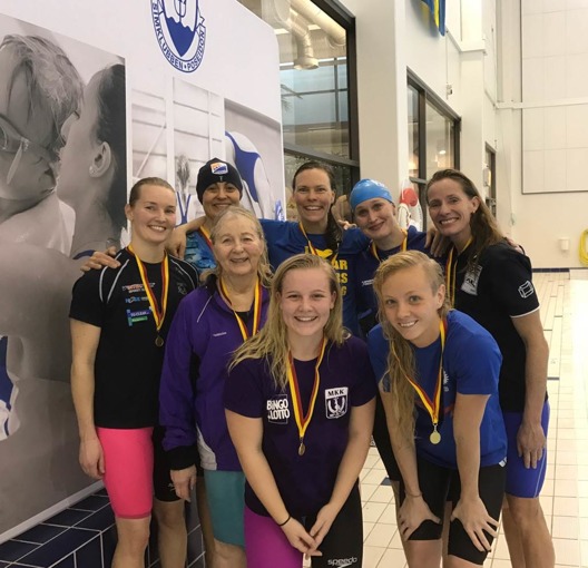 Segrarinnorna på 50m fjärilsim på Skånska Mastersmästerskapen i Lund. Längst bak: Lind Lund Tieze, Köge, Cordelia Bracht Hajen, Anna Lohmann Kalmar, Nathalie Månsson Triton och Cecilia Landin Lödde. Segrarinnorna på 50m fjärilsim på Skånska Mastersmästerskapen i Lund. Längst bak: Lind Lund Tieze, Köge, Cordelia Bracht Hajen, Anna Lohmann Kalmar, Nathalie Månsson Triton och Cecilia Landin Lödde.