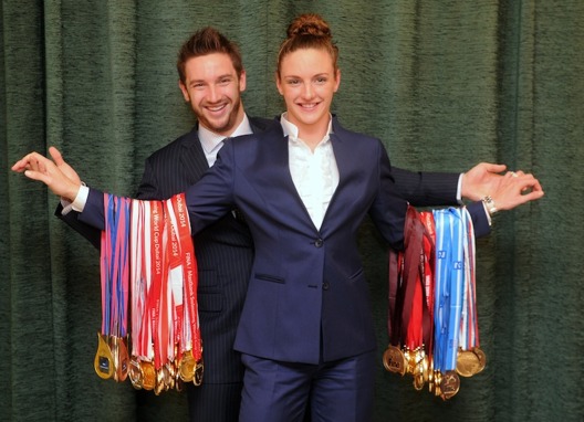 Så här såg det ut 2014 när Katinka Hosszu visade upp sina World Cup medaljer. Lex Hosszu tar bort chansen för henne att vinna dylika mängder med medaljer i framtiden. Foto: Aniko Kovacs Så här såg det ut 2014 när Katinka Hosszu visade upp sina World Cup medaljer. Lex Hosszu tar bort chansen för henne att vinna dylika mängder med medaljer i framtiden. Foto: Aniko Kovacs