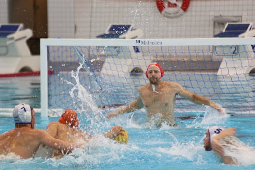 Från SM finalen i vattenpolo 2018 för herrar med kamp framför Järfällas målvakt Viktor Alvan-Ahlinder Foto: Britta Hassler Från SM finalen i vattenpolo 2018 för herrar med kamp framför Järfällas målvakt Viktor Alvan-Ahlinder Foto: Britta Hassler