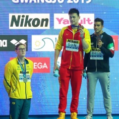 Mack Horton (til venstre) protesterer mot gullvinner Sun Yang (midten) under medaljesermonien på 400 fri i VM i Gwangju Mack Horton (til venstre) protesterer mot gullvinner Sun Yang (midten) under medaljesermonien på 400 fri i VM i Gwangju