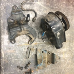 Pump och fästen innan blästring.. Pump och fästen innan blästring..