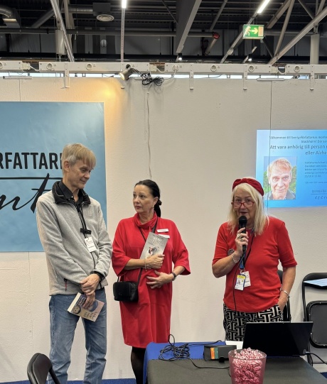 Carina Aynsley intervjuar Mikael Dolfe och mig på Seniorfestivalen 2025. Carina Aynsley intervjuar Mikael Dolfe och mig på Seniorfestivalen 2025.