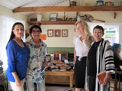 Med Birgitta Backlund, Rose Tillberg Mattsson och Monic Arvidson W på Bagarboden i Grisslehamn Med Birgitta Backlund, Rose Tillberg Mattsson och Monic Arvidson W på Bagarboden i Grisslehamn