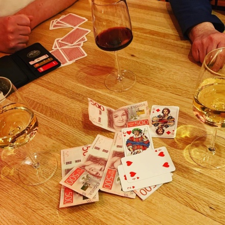 Johan Smedberg, Carina Aynsley, Birgitta Backlund och jag spelar poker efter en dags skrivande (Obs! bilden är arrangerad - vi pelar inte om pengar).