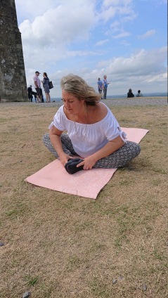 Ann Ahlgren utför Reiki Yoga på Glastonbury Tor, UK Ann Ahlgren utför Reiki Yoga på Glastonbury Tor, UK