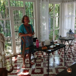 Ann undervisar i hennes Golden Star Healing Center . Ann undervisar i hennes Golden Star Healing Center .