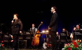 Babben Larsson och konsertens ledare och arrangör Mats Hålling