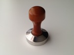 Tamper aluminium med trähandtag.