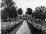 Ryska villan.Bergshamra gårds huvudbyggnad, revs 1930. (Bild från Kultur- och fritidsförvaltningens bildarkiv.) Ryska villan.Bergshamra gårds huvudbyggnad, revs 1930. (Bild från Kultur- och fritidsförvaltningens bildarkiv.)