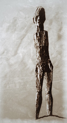 En av de mänskliga gestalter av trä, sannolikt en kvinna, som rests vid Ördek-nekropolen. Platsen utforskades redan på 1920-talet av Folke Bergman. Teckning efter foto: Richard Holmgren