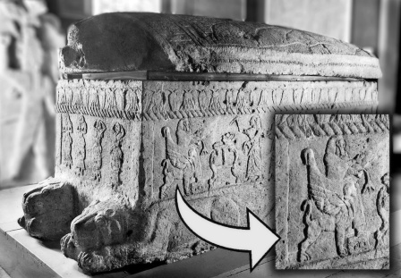 En bevingad tron avbildas på Ahiram-sarkofagen från Byblos.  Foto: Wikimedia Commons (efterbearbetad)