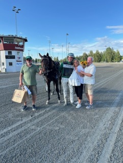 Eagle of Oak vinner sin debut på Rommetravet 250725 Eagle of Oak vinner sin debut på Rommetravet 250725