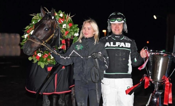 Phoenix Photo,skötaren Agnes Larsson och tränaren Svante Ericsson på nyårsafton 2020 då han vann Sylvesterloppet på Axevalla med  337.080:- i förstapris