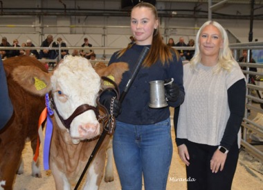 Vinnare Grupp 2: Klara Mosell, här på bild med domaren Jenny Karlsson