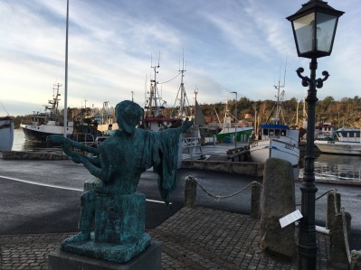 Evert Taube håller ett vakande öga över Fiskehamnen! Evert Taube håller ett vakande öga över Fiskehamnen!