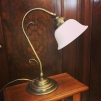 Jugendlampan med opalvit utsvängd klockskärm