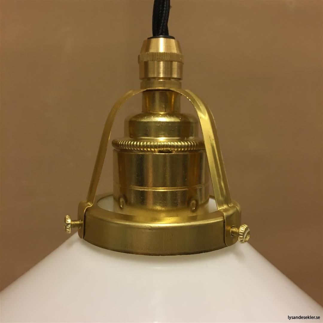 fönsterlampa med svart tygsladd och klofattning i mässing 60 mm fläns (18)