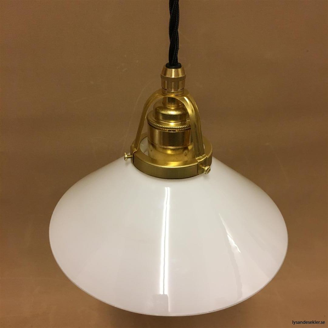 fönsterlampa med svart tygsladd och klofattning i mässing 60 mm fläns (20)