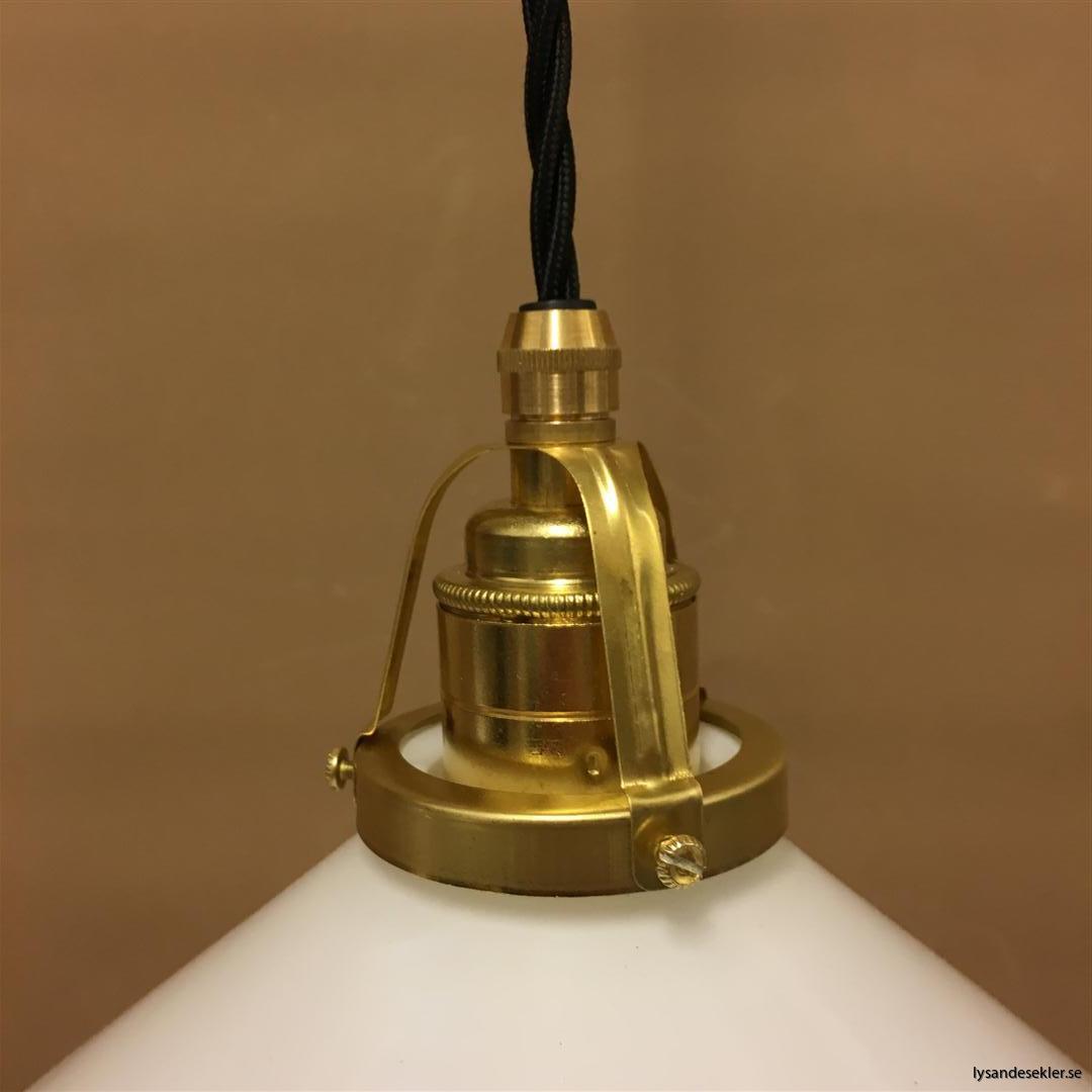 fönsterlampa med svart tygsladd och klofattning i mässing 60 mm fläns (27)