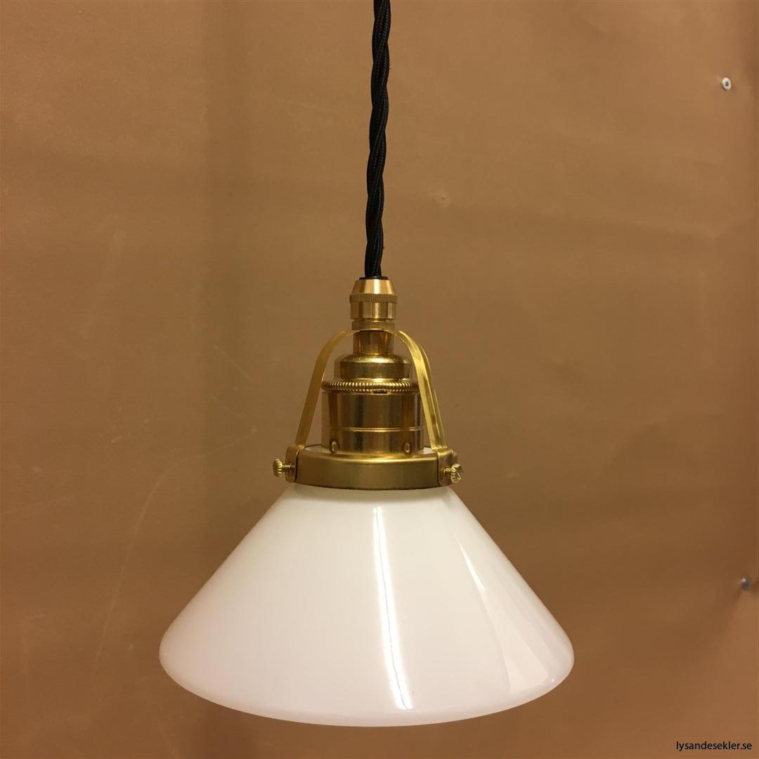 fönsterlampa med svart tygsladd och klofattning i mässing 60 mm fläns (4)