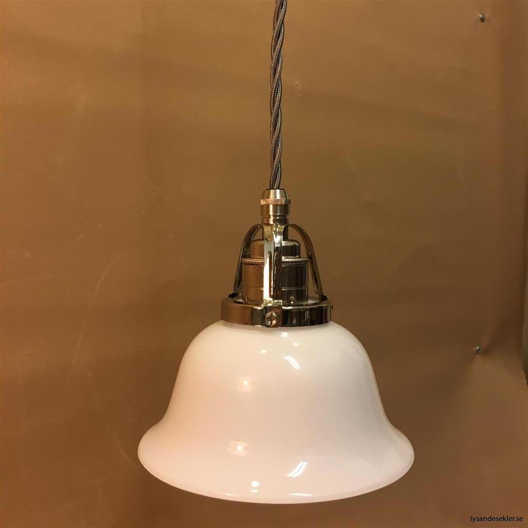 fönsterlampa opalvit i nicklat fäste med tygsladd (1)