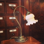 Jugendlampan med vit klockskärm med vågad kant