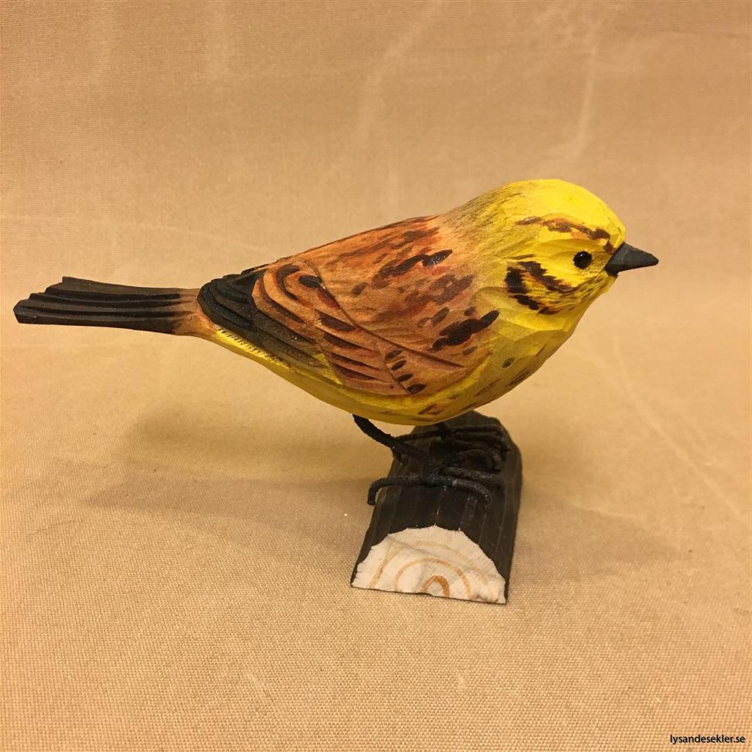 gulsparv handsnidad fågel trä snidad naturlig storlek dekoration (2)