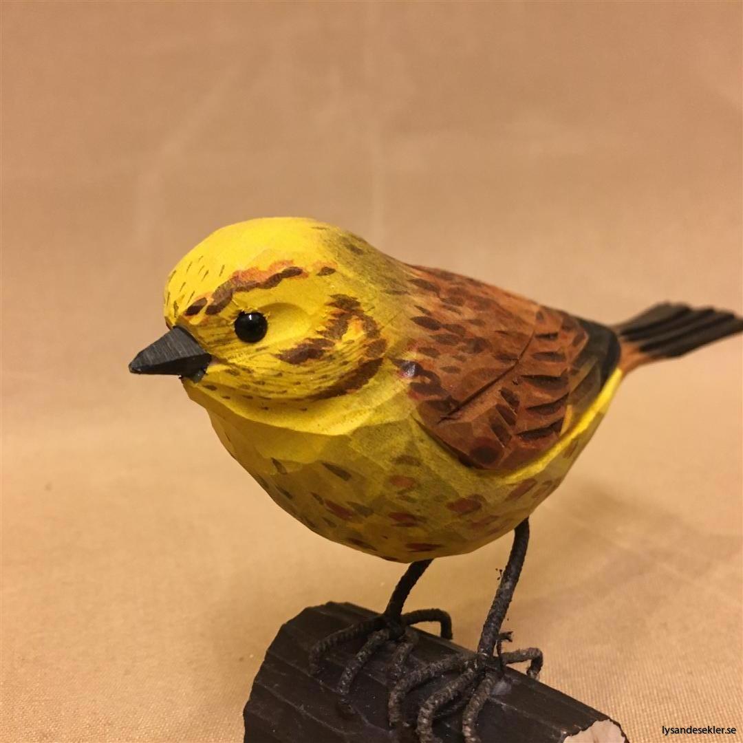 gulsparv handsnidad fågel trä snidad naturlig storlek dekoration (5)