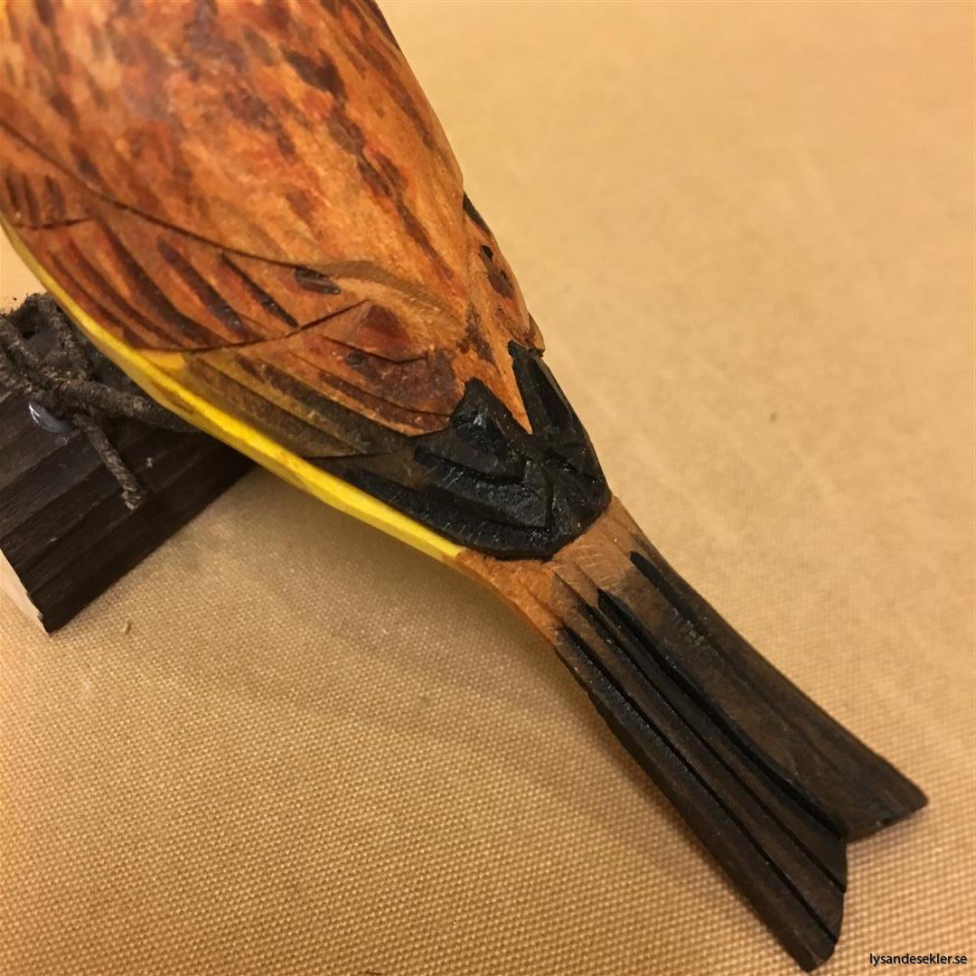 gulsparv handsnidad fågel trä snidad naturlig storlek dekoration (7)