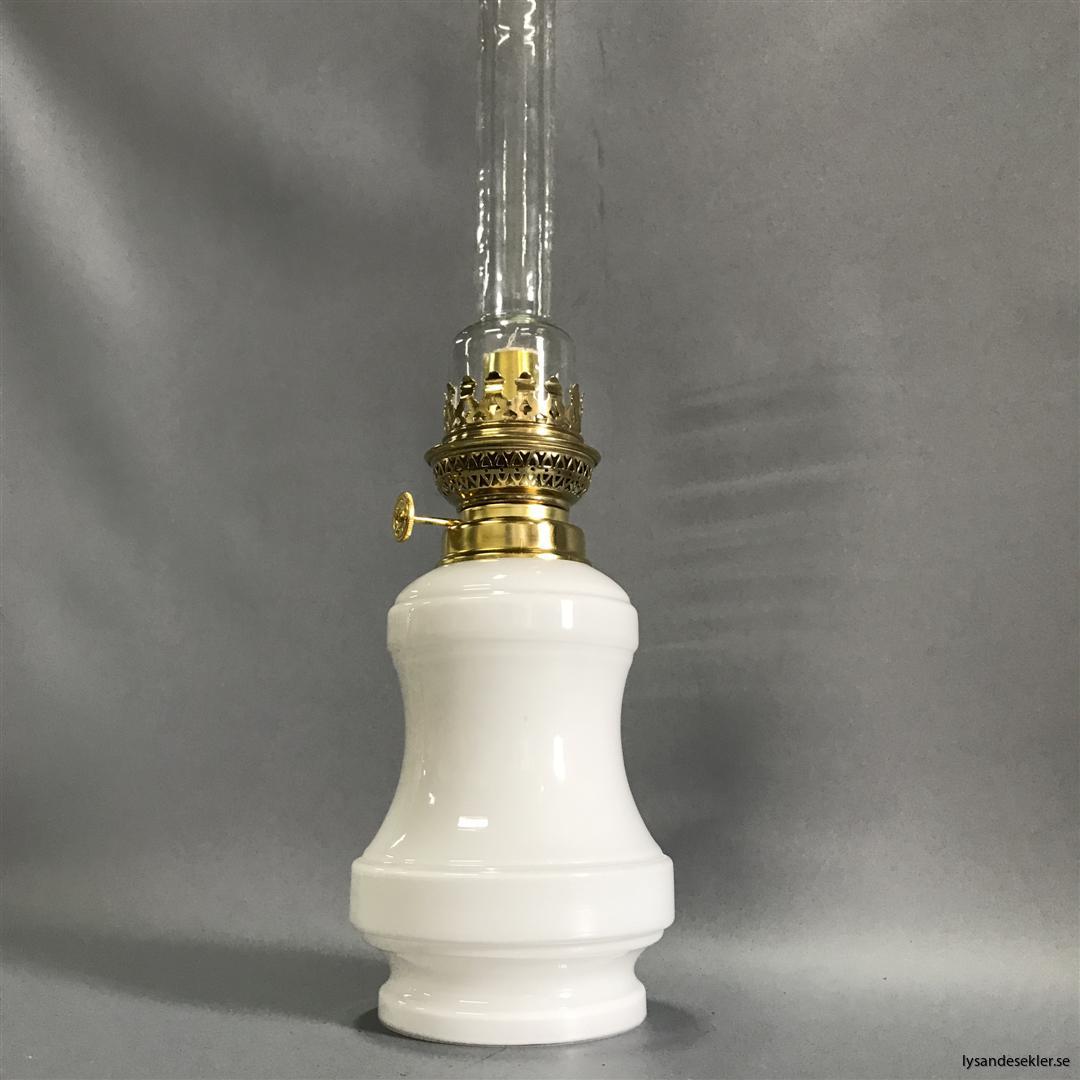 Bianca fotogenlampa mässing blank eller antik fransk oljelampa vit vitt glas (12)