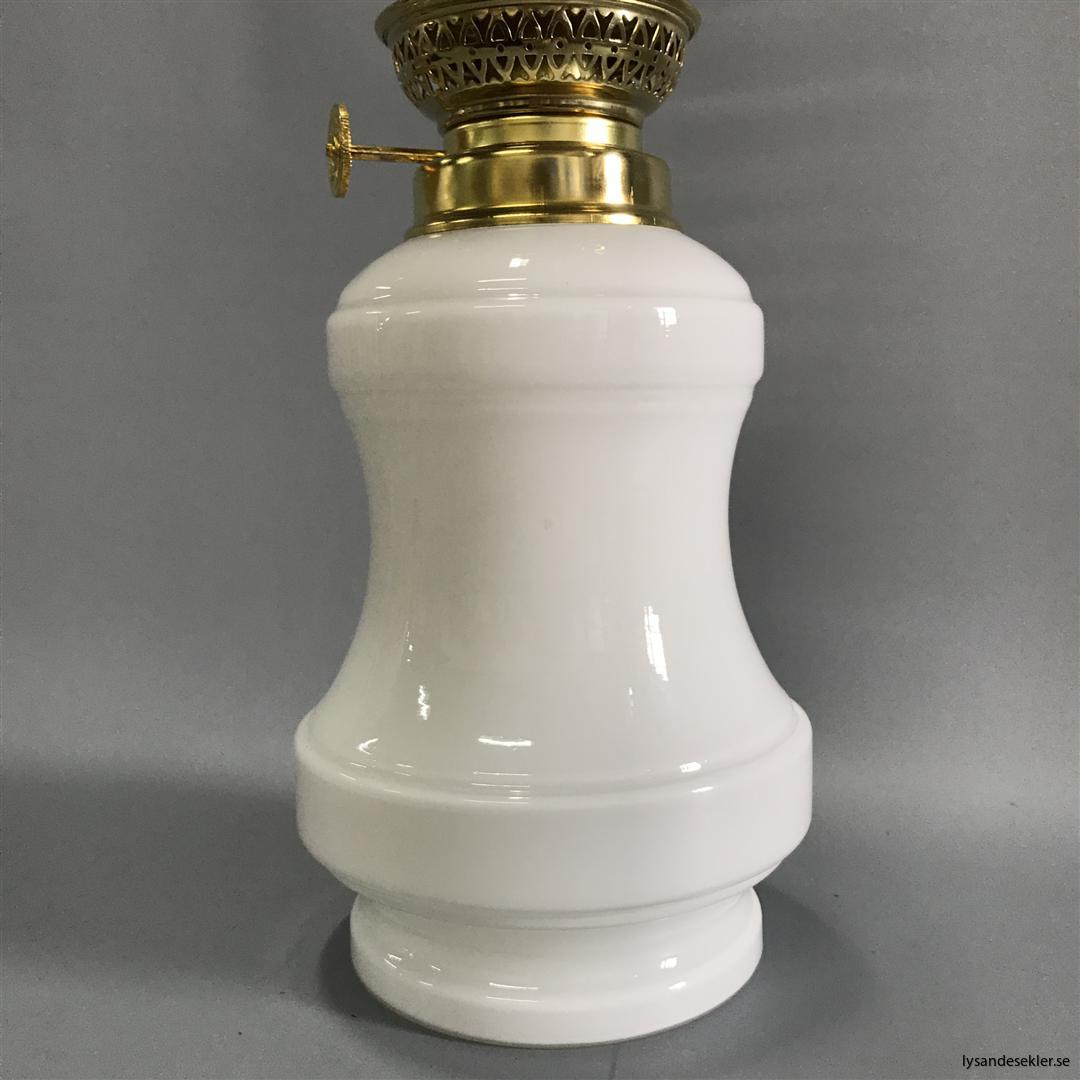 Bianca fotogenlampa mässing blank eller antik fransk oljelampa vit vitt glas (15)