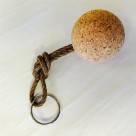 Nyckelring korkboll med tjärat hampsnöre