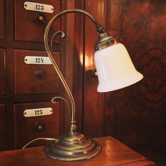 Jugendlampan med vit klockskärm med rak kant - Jugendlampan med vit klockskärm med rak kant