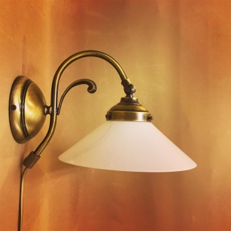 Vägglampa jugend med stor opalvit skomakarskärm - Vägglampa jugend med stor opalvit skomakarskärm